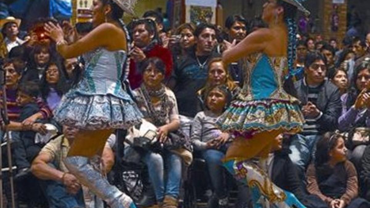 Ensayo de la comparsa boliviana Fanáticos, el sábado, en las Cotxeres de Sants.