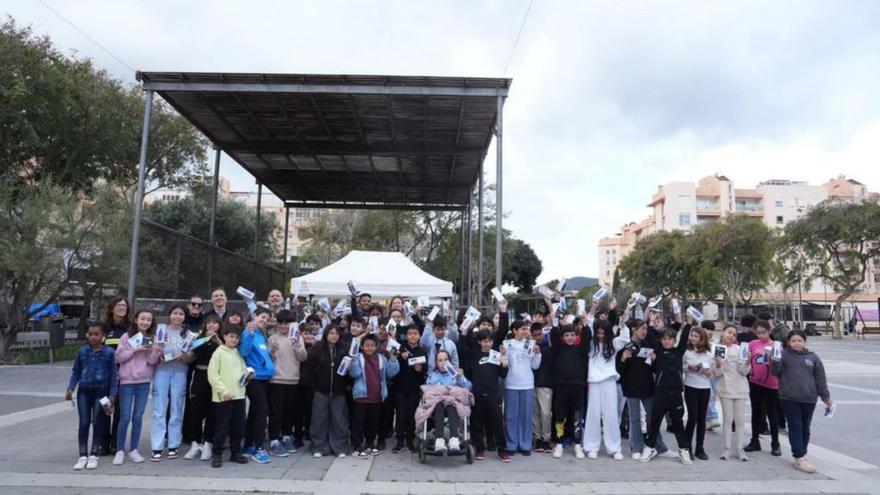 Los escolares del Portal Nou con sus economizadores. | FOTOS: AE