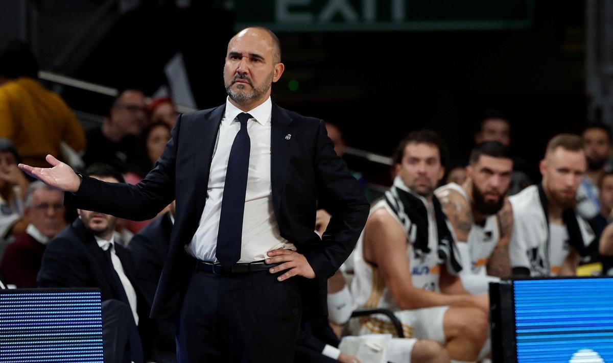 Chus Mateo reacciona a una acción del partido ante el Unicaja