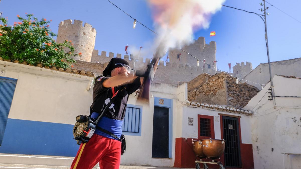 Un cotrabandista dispara un arcabuz en las faldas del castillo de Villena.