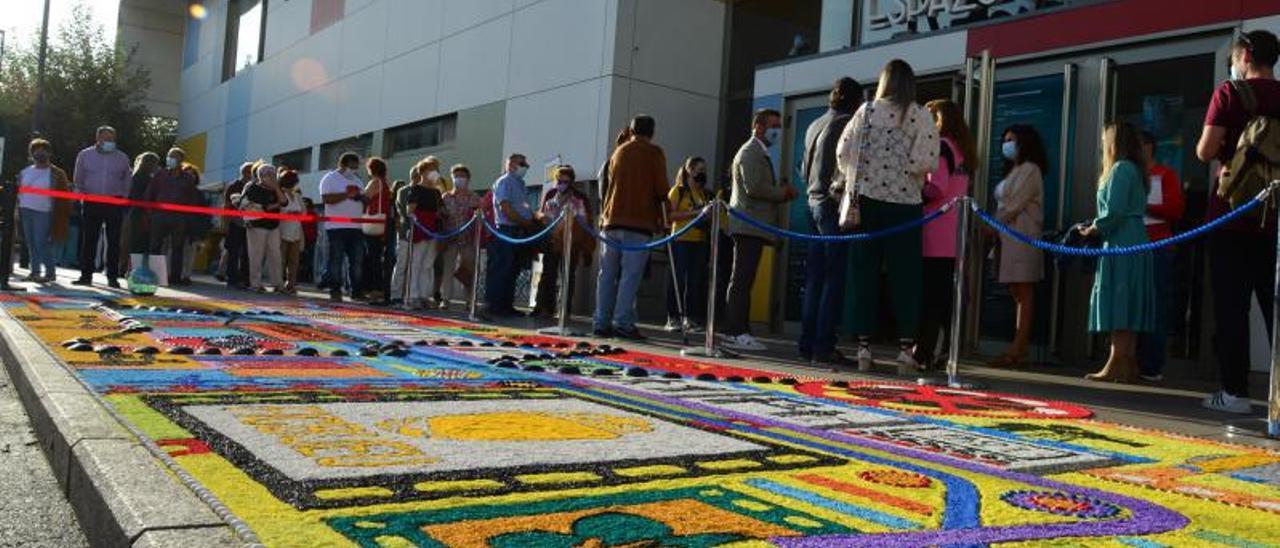 El público hace cola para acceder a la gala de clausura en el FICBueu.