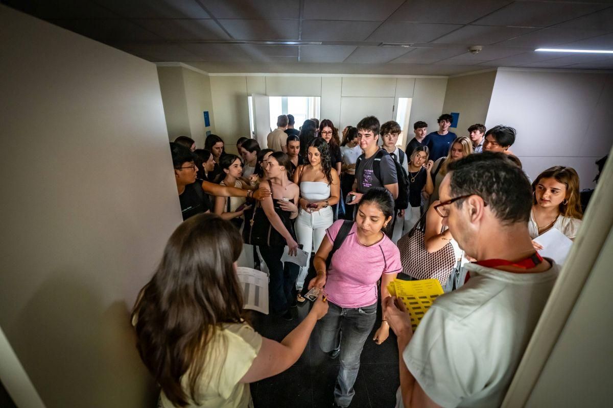 Llegada de alumnos a la Facultat de Dret de la UB, el primer día de exámenes de las PAU 2025 en Catalunya