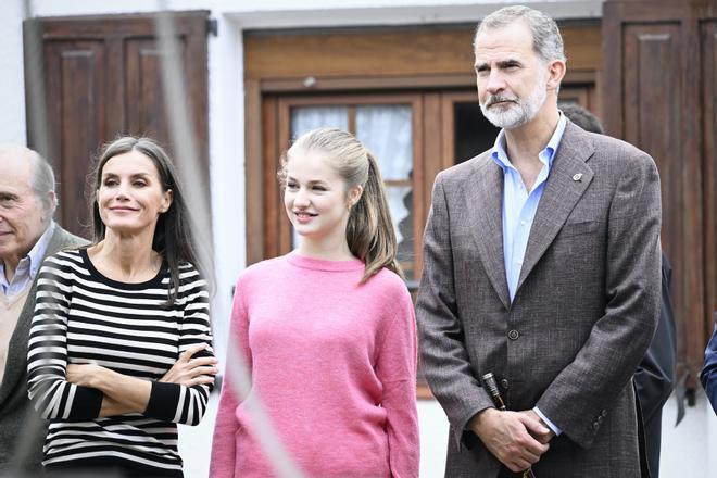 La princesa Leonor con sus padres, los Reyes de España