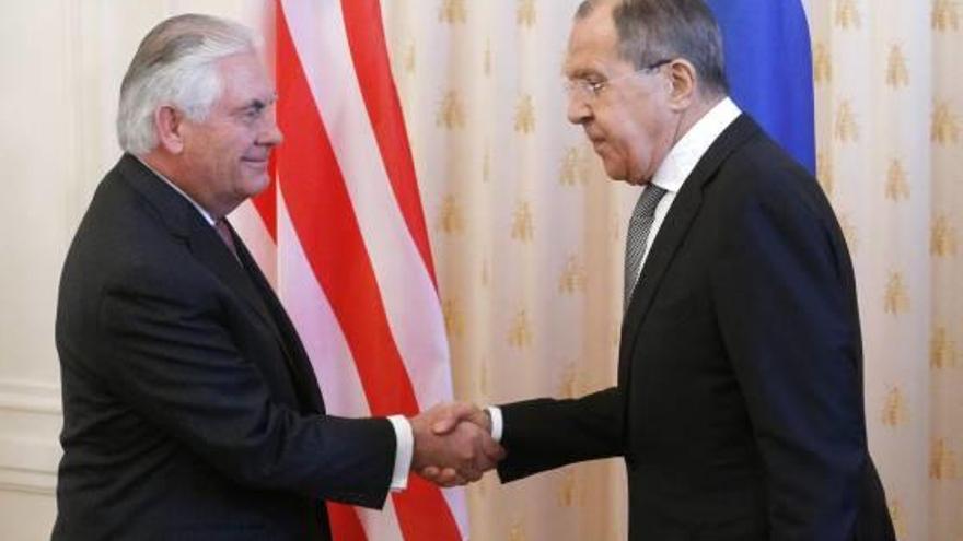 Tillerson (esquerra) saluda Lavrov després de la seva reunió al Kremlin.