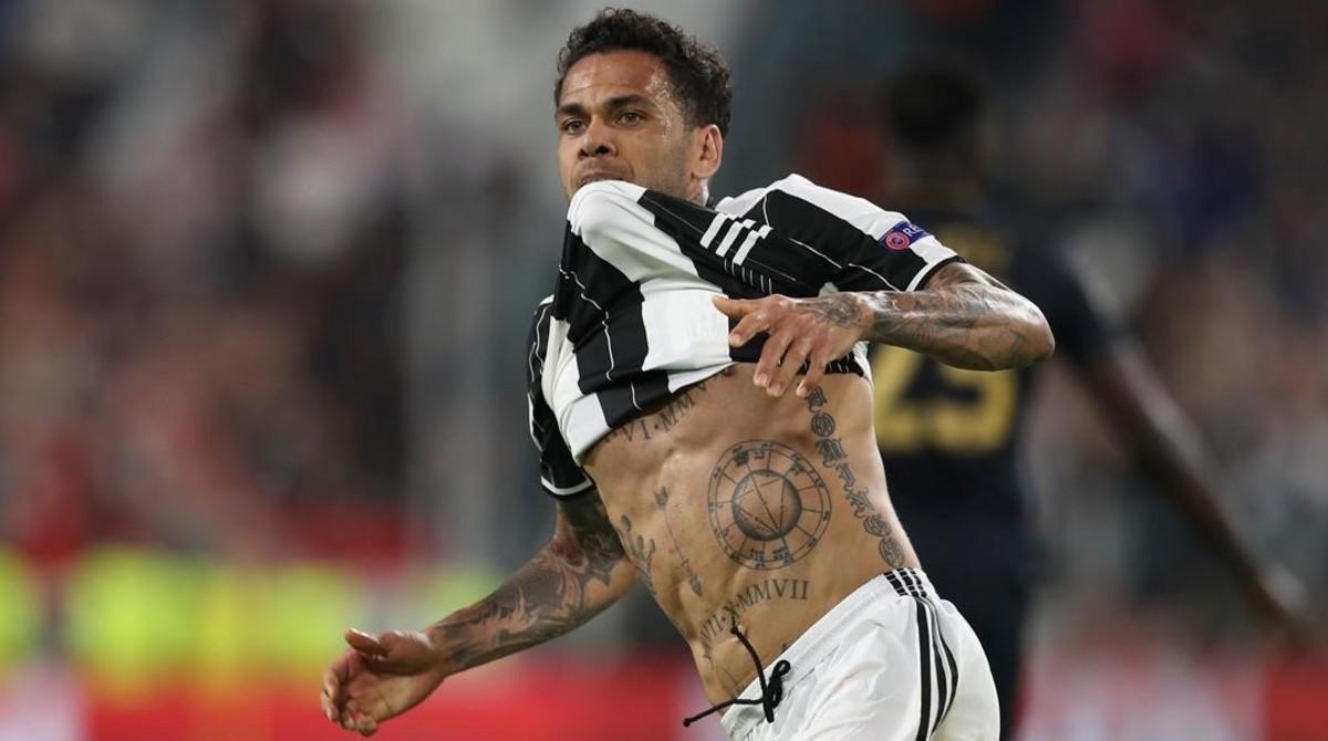 rpaniagua38361128 juventus defender from brazil dani alves celebrates after sc170509223453