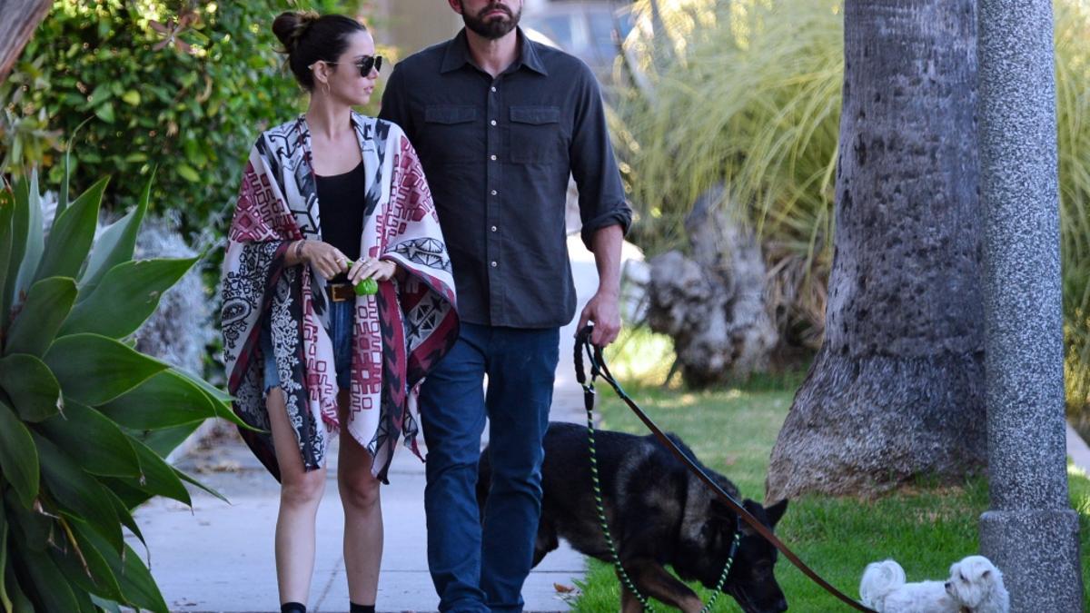 Ana de Armas con shorts vaqueros y caftán estampado, de paseo junto a Ben Affleck