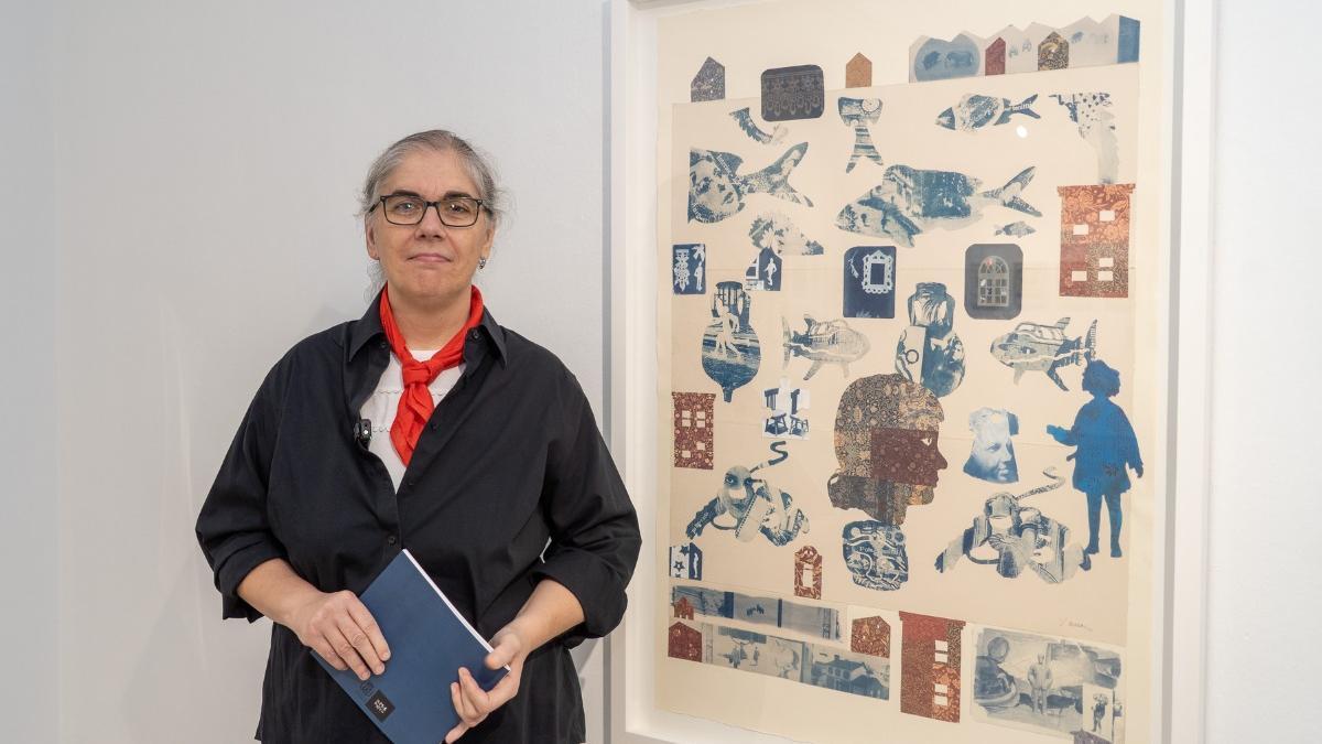 Virginia Bernal posa junto a una de las obras de ‘Escondites habitados’.