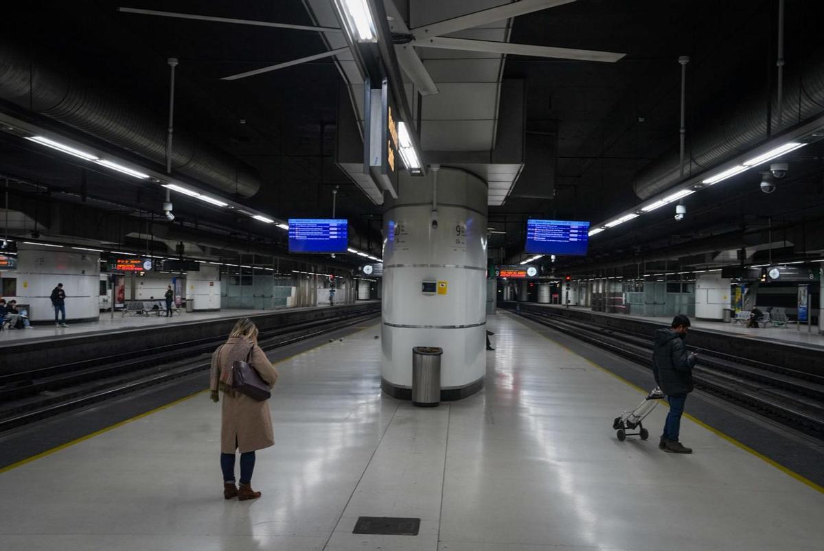 Andenes vacíos en la estación de Sants, el día de la reanudación del servicio de Rodalies