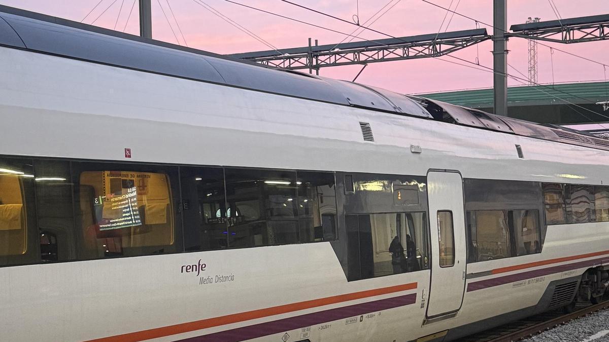 Un tren de pasajeros junto a uno de los andenes de la estación emeritense.