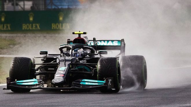 Bottas, con su Mercedes, en Turquía.