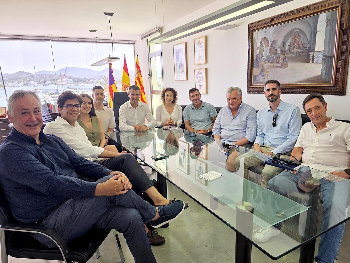 Reunión entre los hoteleros de la bahía y el alcalde de Sant Antoni, Marcos Serra.