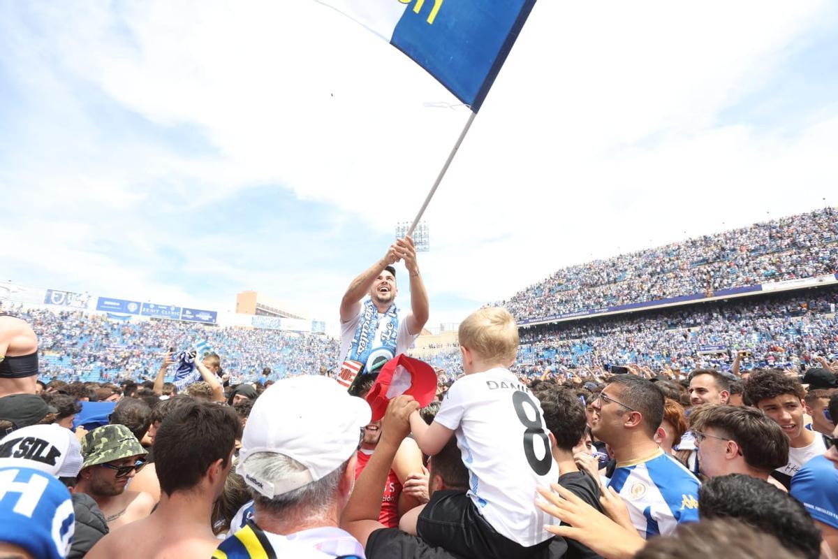 Los jugadores celebrando en el ascenso en el campo