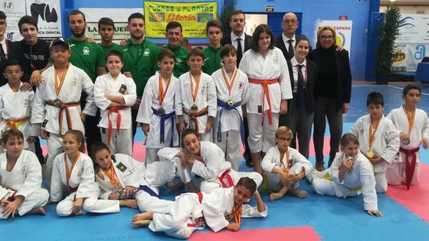 Componentes del Shingitai Elche con sus medallas