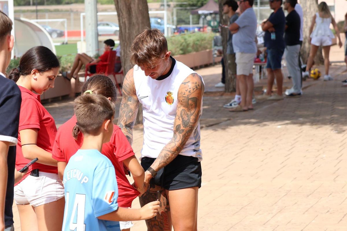 Maffeo firma autógrafos a unos niños este miércoles en Son Bibiloni.