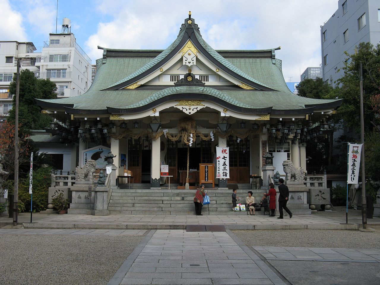 El salón principal del santuario Namba Yasaka es más discreto que la parte del escenario con la cabeza de león.