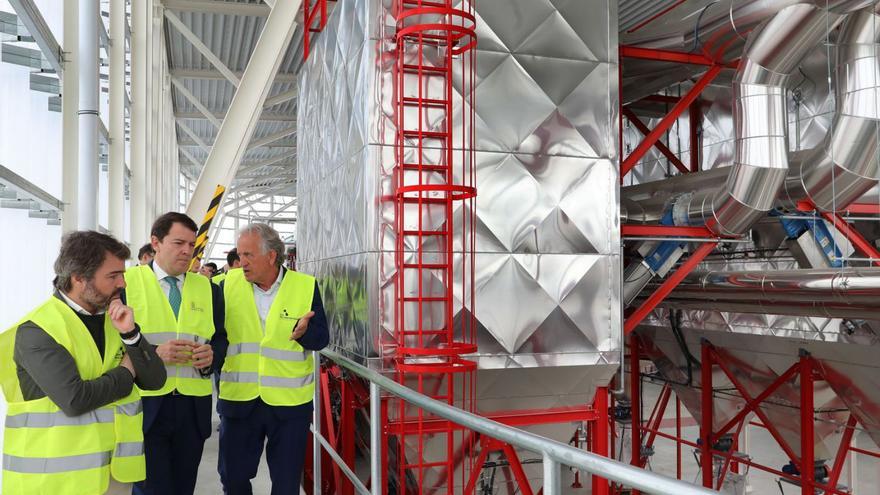 El presidente de la Junta, Fernández Mañueco, en la inauguración de la Central Térmica de Energía Renovable DH Econergías Palencia. | Brágimo - Ical