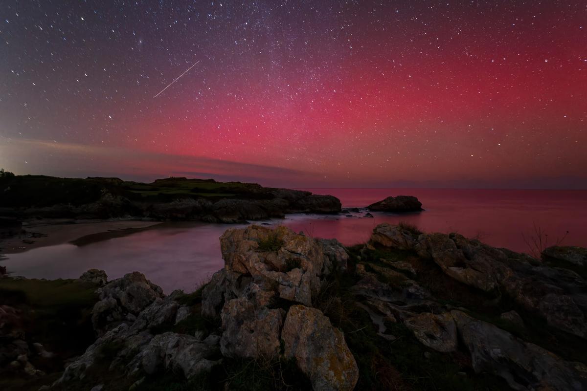 Aurora boreal con un bólido en el cielo (Faro de Luces, Colunga)