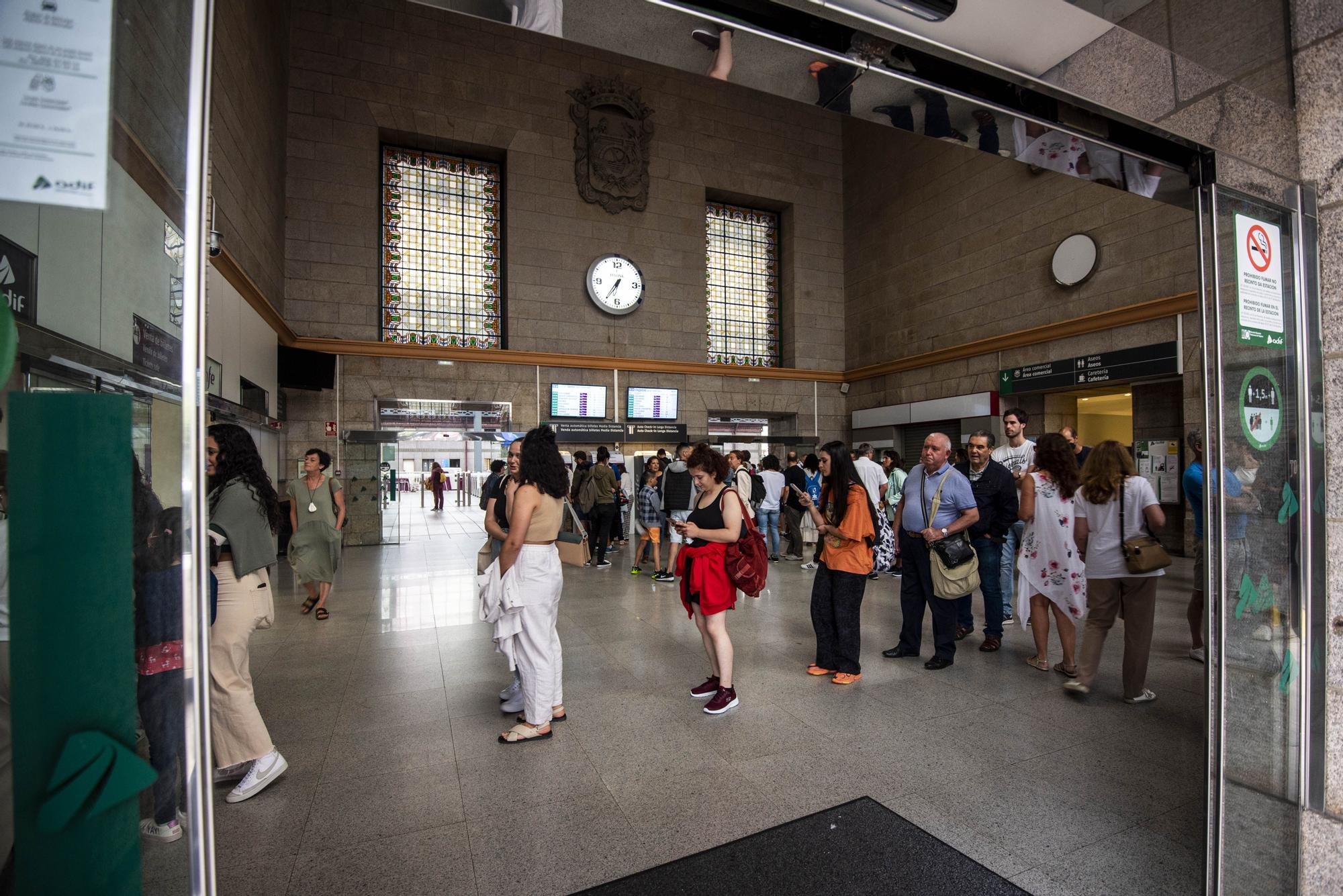 Colas en Galicia y colapso del sistema el primer día de los abonos gratuitos de Renfe