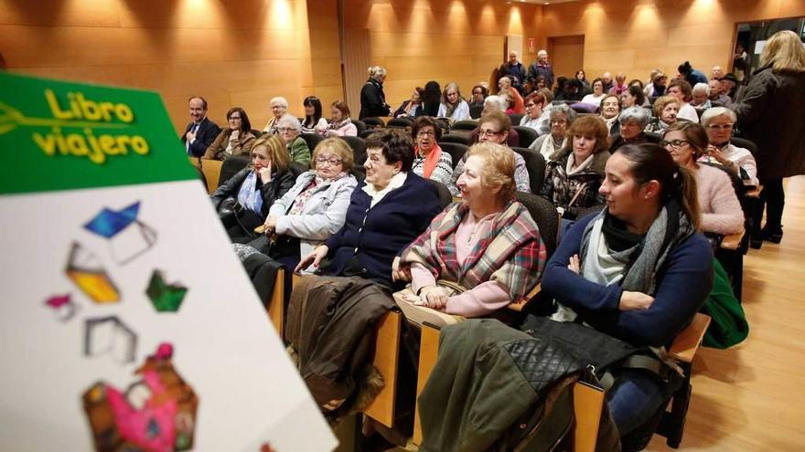 El &quot;Libro viajero&quot; y los participantes en la presentación, autores muchos de ellos de los relatos.