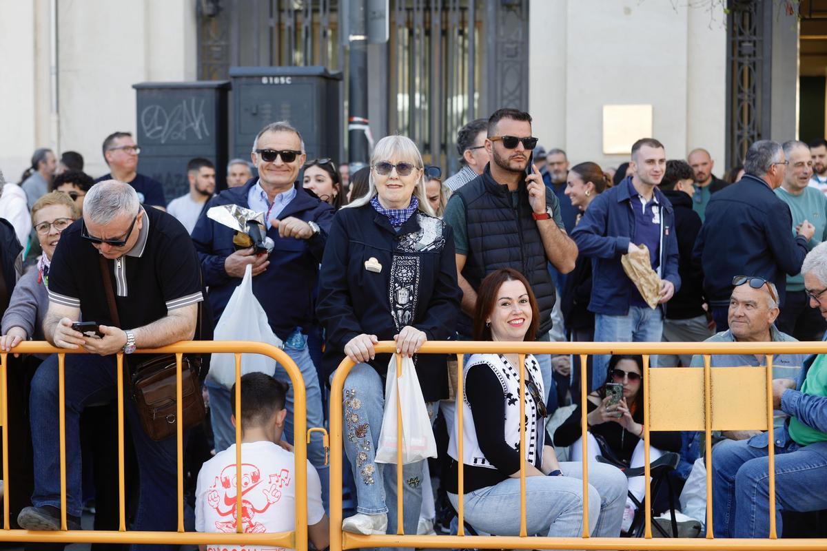 La plaza del Ayuntamiento, a reventar para la mascletà del viernes 13 de marzo: el sol dispara el ambiente fallero