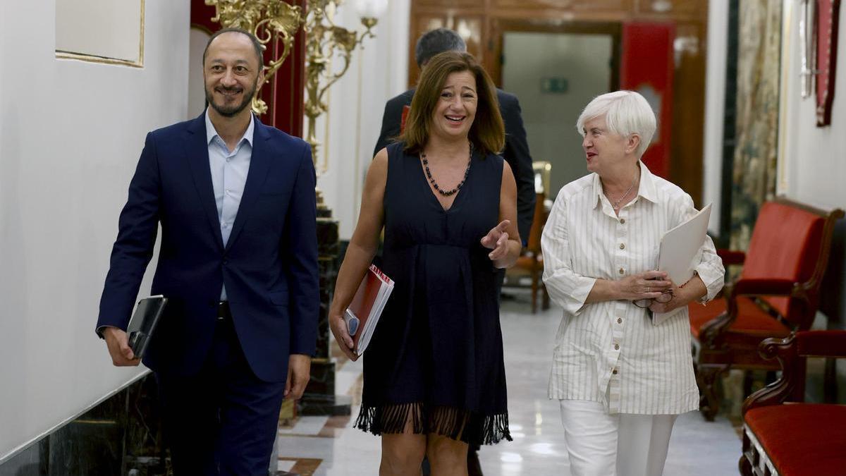 Francina Armengol junto a Alfonso Rodríguez Gómez de Celis e Isaura Leal, a su llegada a la reunión de la Mesa.
