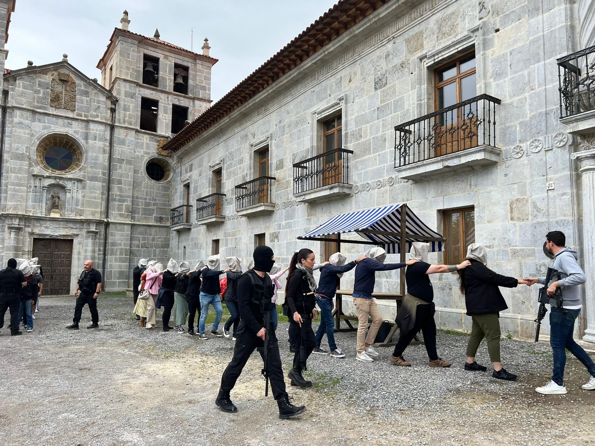 En imágenes: Así fue "Redención", la primera función de teatro inmersivo que se celebra en el monasterio de Cornellana