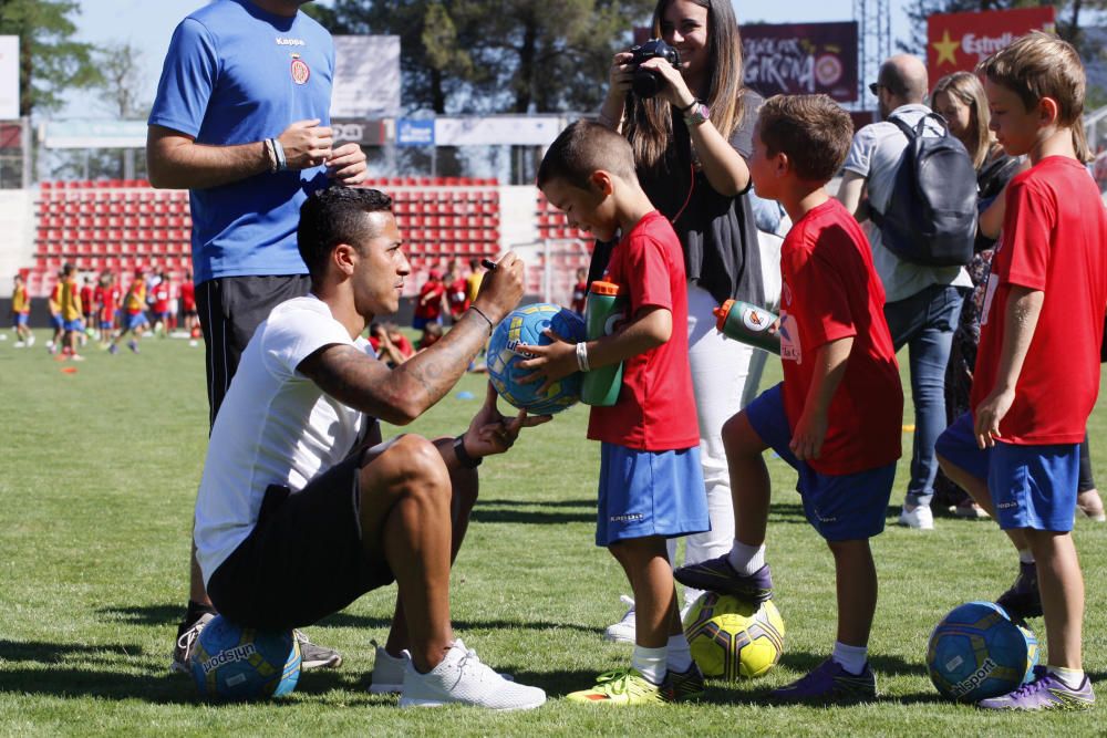 Thiago Alcántara visita el campus del Girona FC