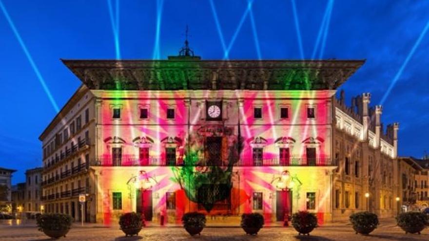 Bei einem Lichtspektakel wird das Rathaus von Palma besonders beleuchtet.