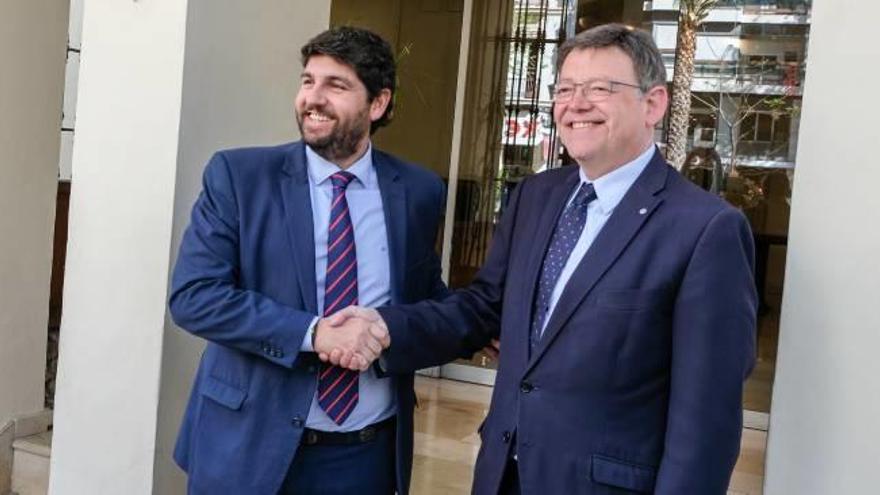 Los dos presidentes, el murciano Fernando López Miras y el valenciano Ximo Puig, durante su encuentro en la delegación del Consell en la ciudad de Alicante.