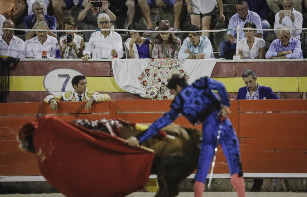 Die Schwester von König Felipe VI. besuchte mit Froilán und Victoria Federica am Donnerstag (3.8.) eine "corrida de toros".