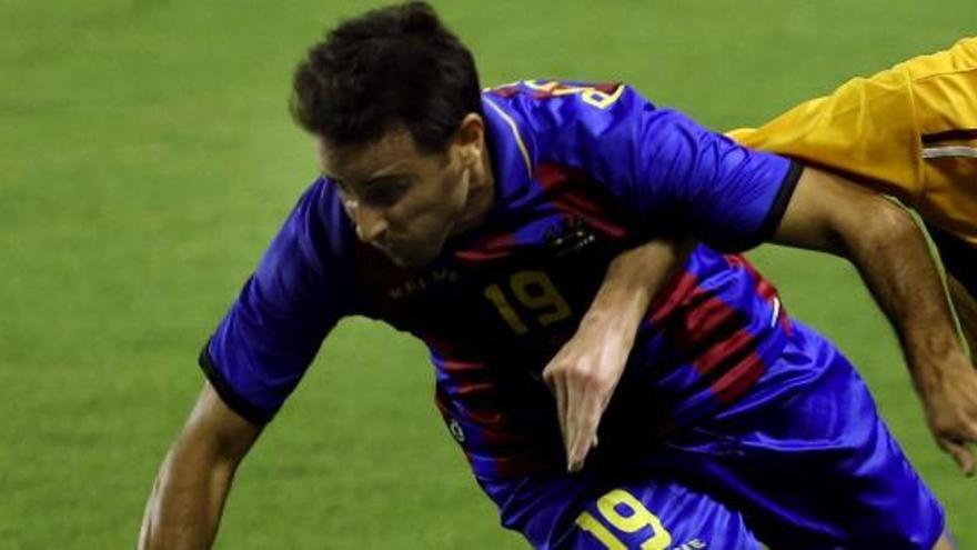 El jugador del Levante UD Pedro López pelea un balón con el futbolista del Motherwell Carswell durante el partido de hoy de ronda previa de la Liga Europa.