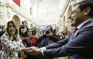 El líder del PP-A, Juanma Moreno, es felicitado por la hasta ahora presidenta del Ejecutivo andaluz, Susana Díaz, tras ser investido presidente de la Junta de Andalucía al obtener el respaldo de la mayoría absoluta de la Cámara.