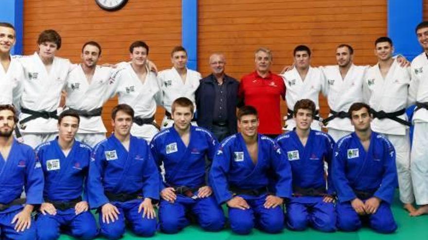 Els dos equips del Securitas Girona Judo, absolut i sub-21.