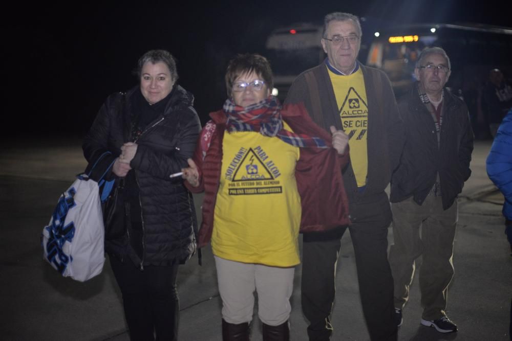 Los trabajadores de Alcoa de Asturias parten hacia Madrid a una manifestación contra el cierre de la fábrica