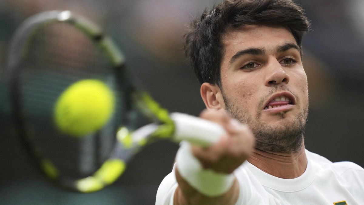 devuelve una bola durante los octavos de final de Wimbledon ante el tenista ruso Rublev.