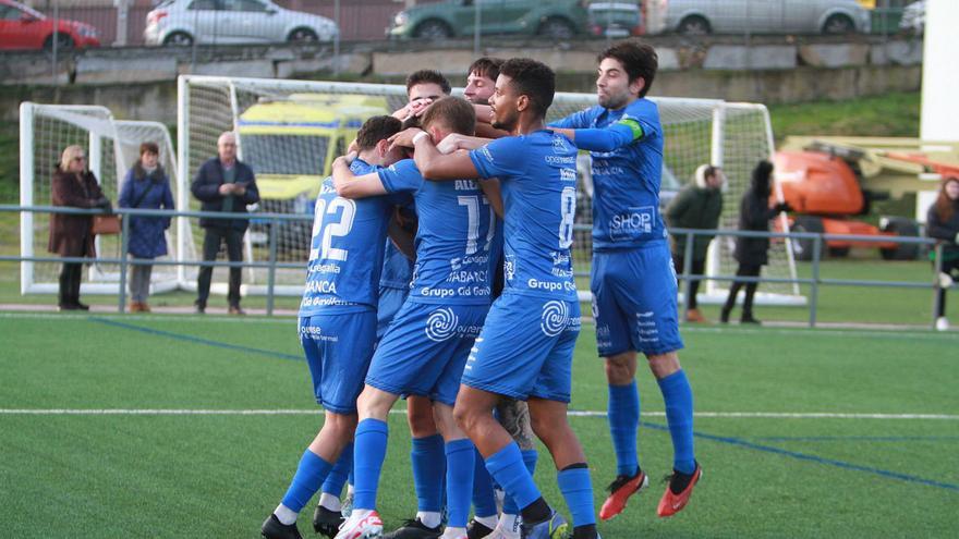 Los pontinos, celebrando el tanto que abrió la lata. |  // IÑAKI OSORIO