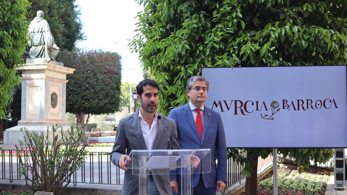 Diego Avilés y Jesús Pacheco, durante la presentación de la ruta de la 'Murcia Barroca'