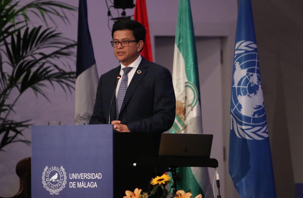 El rector de la Universidad de Málaga (UMA), José Ángel Narváez, defiende el valor de la universidad pública en la apertura del curso académico.