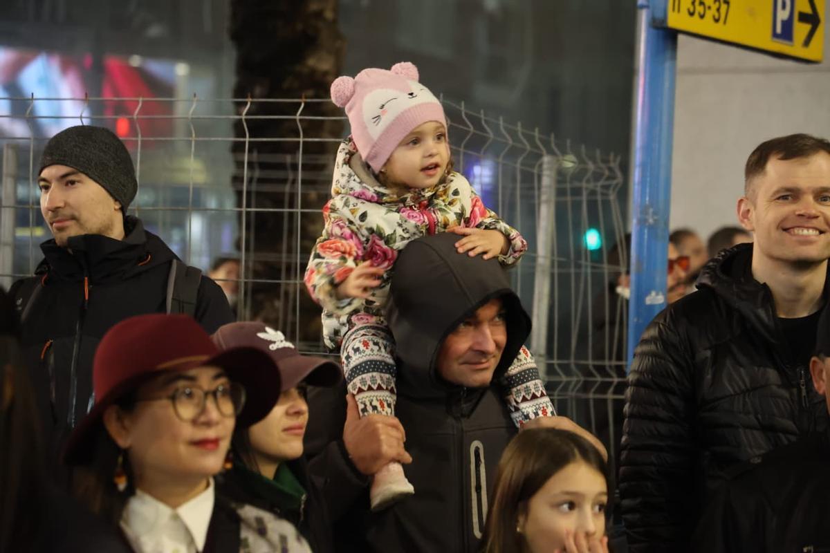 Alicante desafía las bajas temperaturas para ver la Cabalgata de Reyes Magos