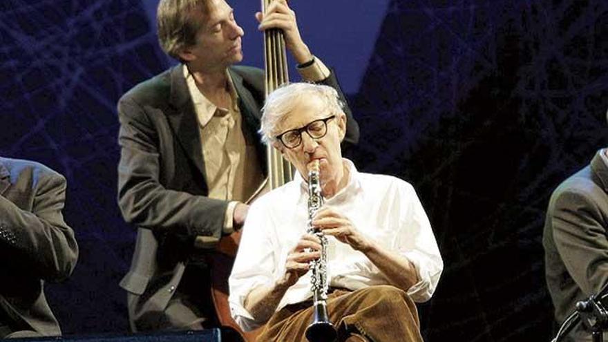 Woody Allen, al clarinete, durante la actuación que ofreció en Palma en 2009.