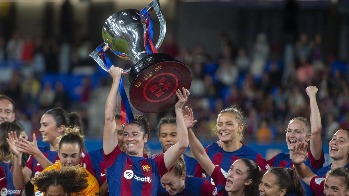 Marta Torrejón levanta el trofeo durante la celebración de la quinta liga F consecutiva conseguida por el Barça femenino.