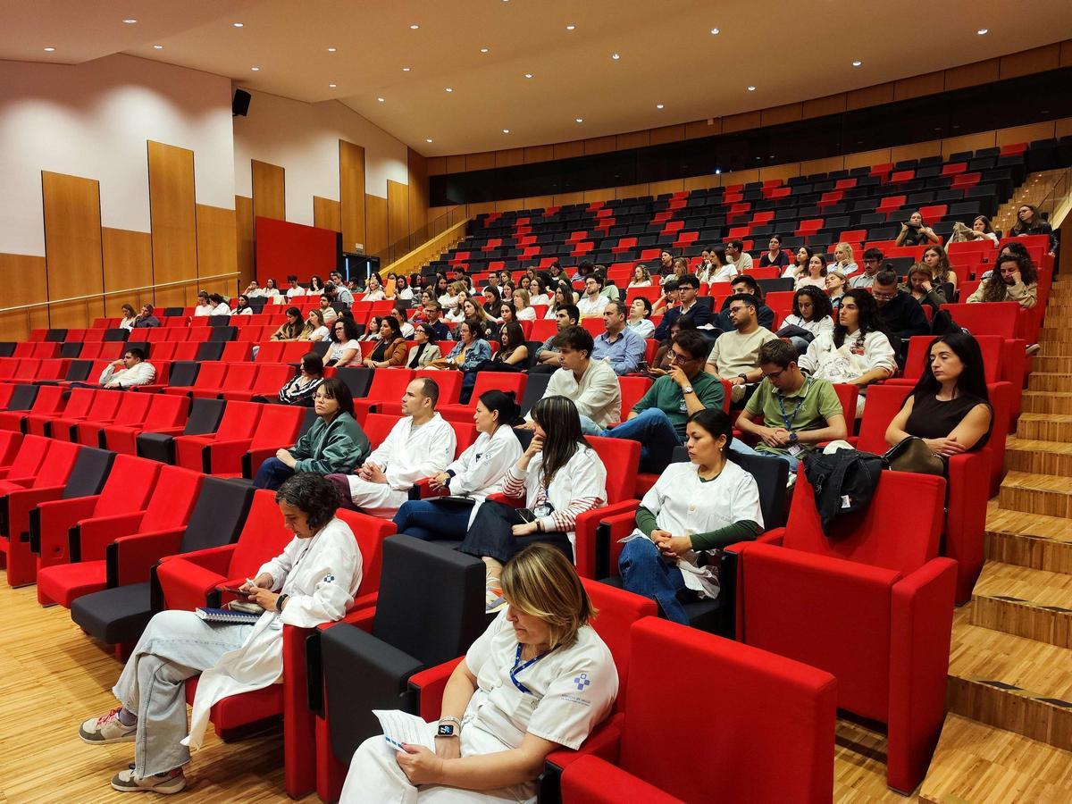 Los nuevos residentes del HUCA, ayer, en el salón de actos del complejo sanitario ovetense.