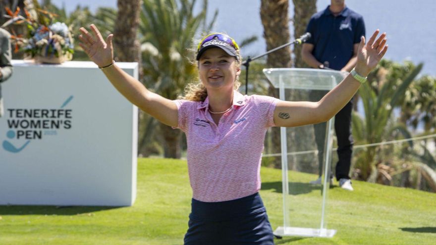 Kousková sobrevive al drama y levanta el trofeo
