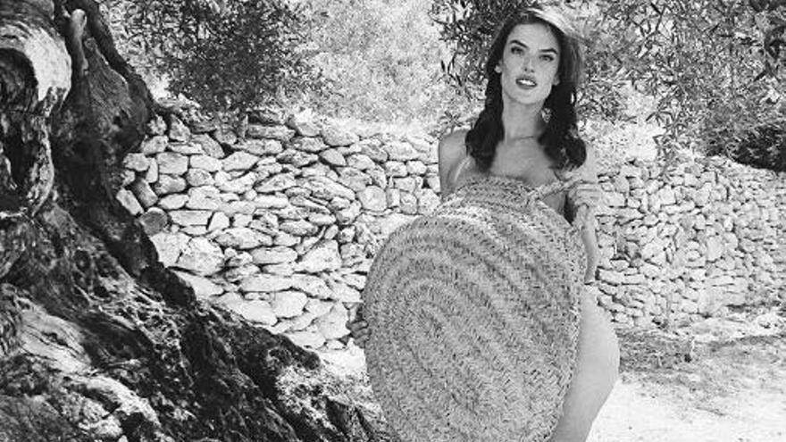 La modelo Alessandra Ambrosio se fotografía desnuda en Ibiza