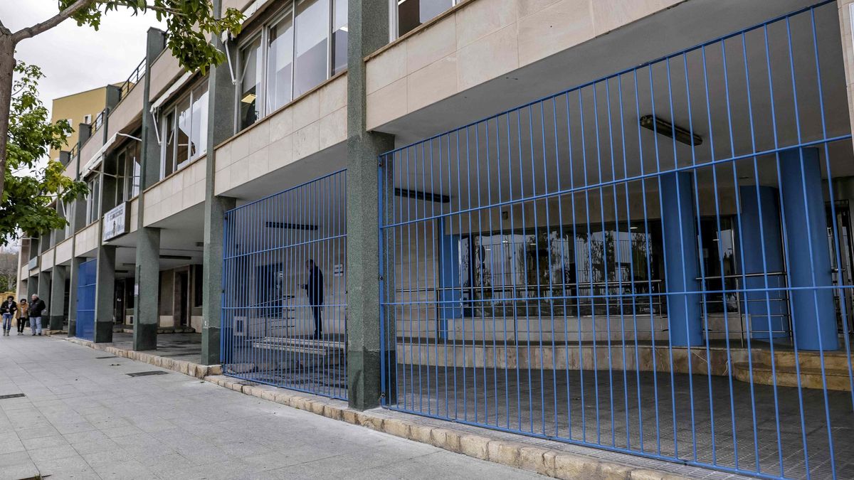 La barrera cerrará todo el soportal de la sede de Emaya en la calle Joan Maragall.
