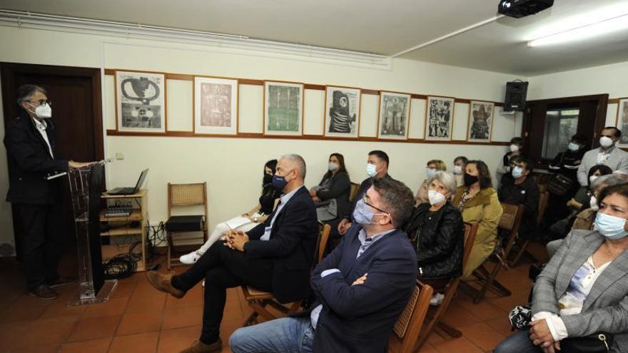 Fernando Redondo diríxese ao auditorio, na sede da fundación.   | // BERNABÉ/J.L.