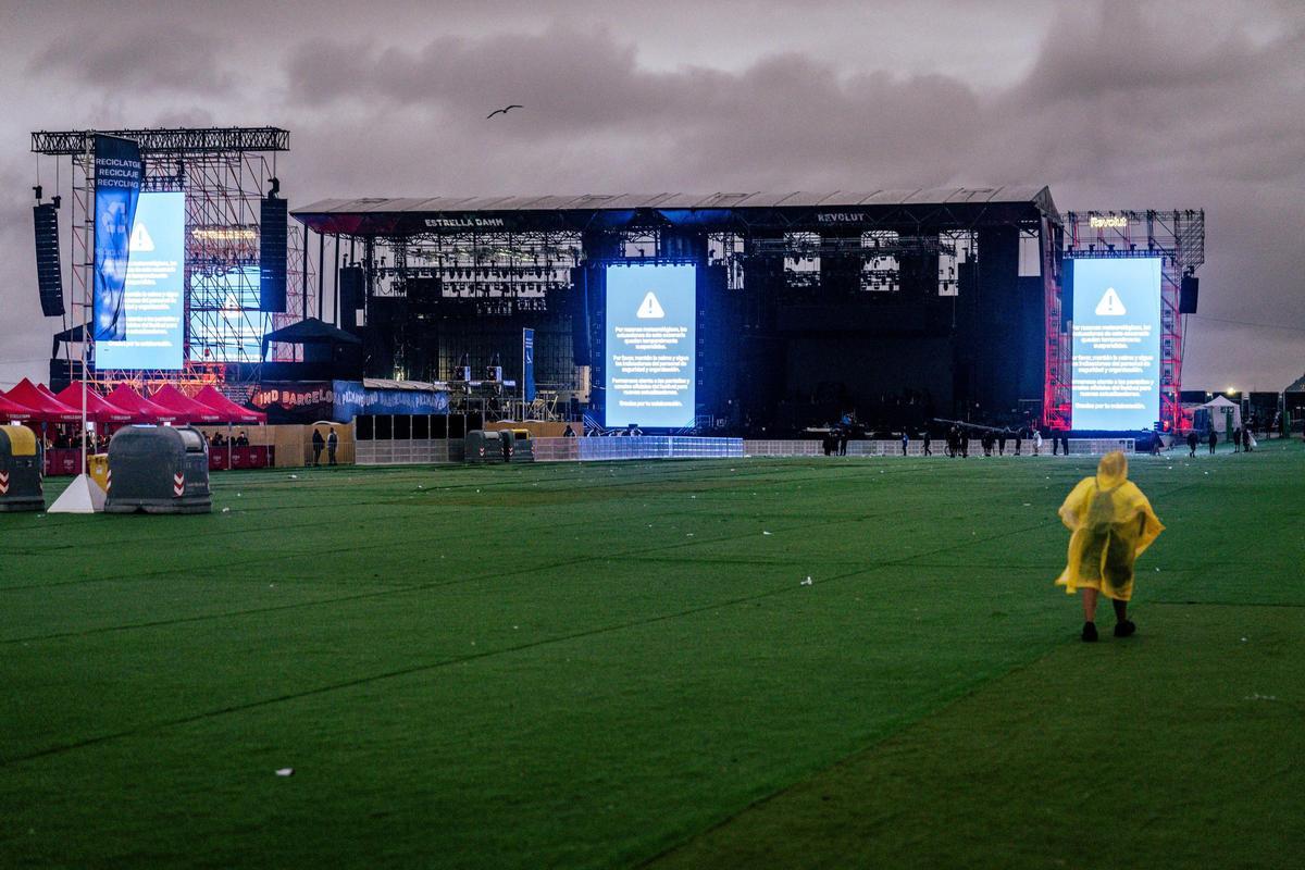 La lluvia suspende temporalmente algunos conciertos el primer día del Primavera Sound. La lluvia suspende temporalmente algunos conciertos el primer día del Primavera Sound.