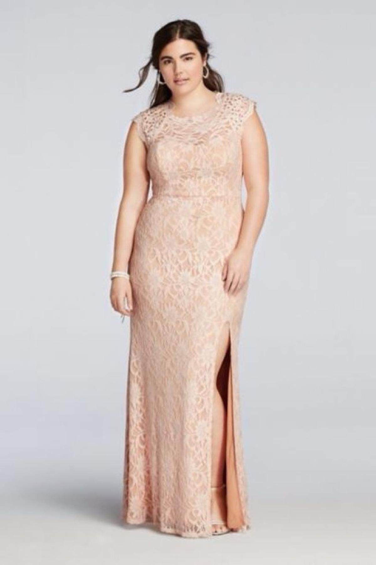 Vestidos 'plus size' para invitadas de boda: David's Bridal