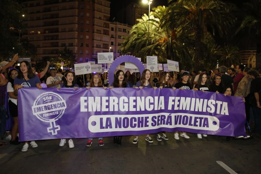 “No es no, lo demás es violación” y “La tumba del machismo, Alicante será”, son algunas de las consignas que se escuchado por las calles de la ciudad