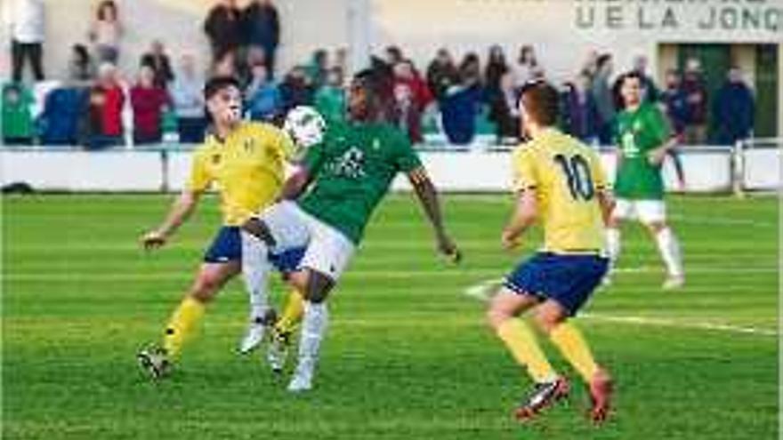 Tidiane, capità de La Jonquera, en una acció del partit.